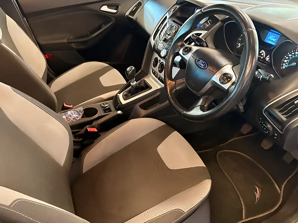 Used 2013 Ford Focus Zetec Silver - Interior and Exterior details 11