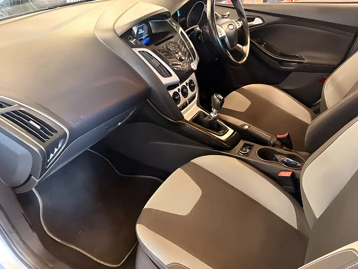 Used 2013 Ford Focus Zetec Silver - Interior and Exterior details 12