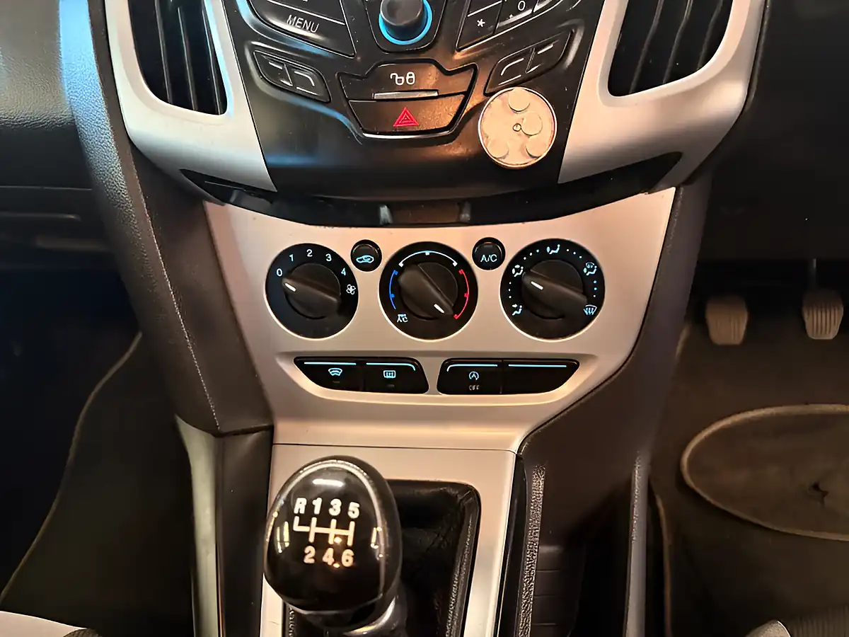 Used 2013 Ford Focus Zetec Silver - Interior and Exterior details 14