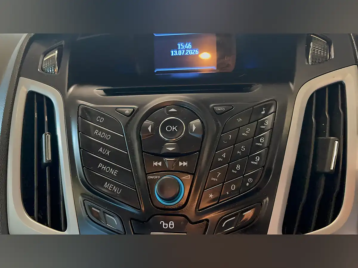 Used 2013 Ford Focus Zetec Silver - Interior and Exterior details 16