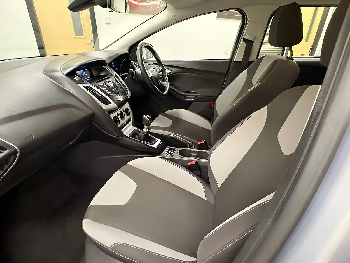 Used 2013 Ford Focus Zetec Silver - Interior and Exterior details 15
