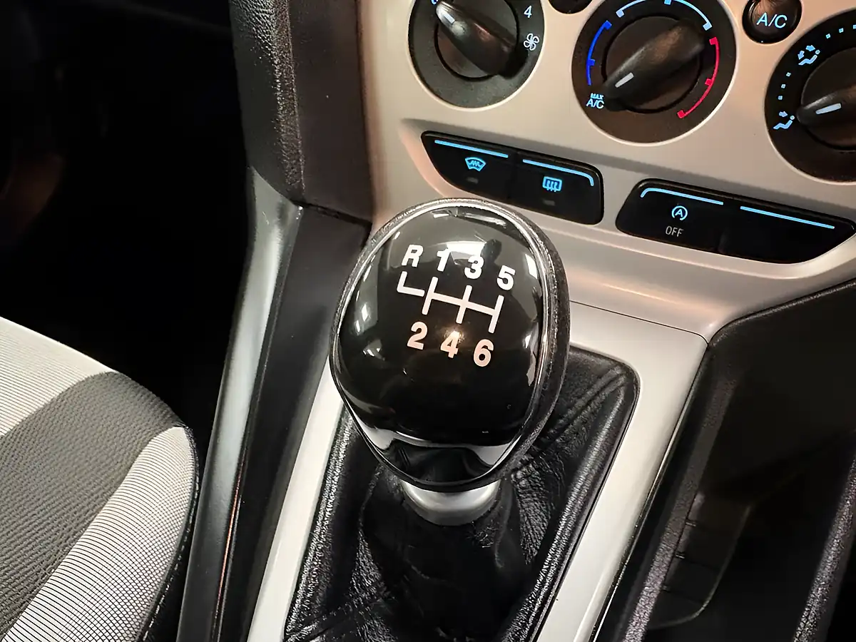 Used 2013 Ford Focus Zetec Silver - Interior and Exterior details 16