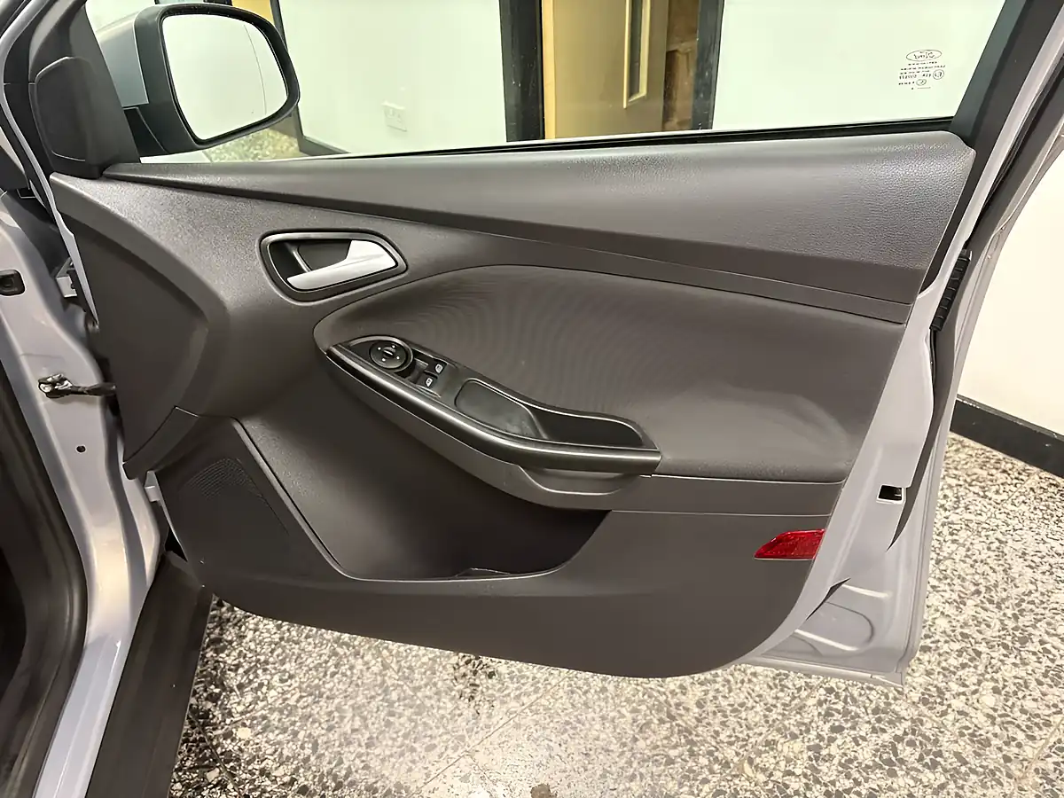 Used 2013 Ford Focus Zetec Silver - Interior and Exterior details 19
