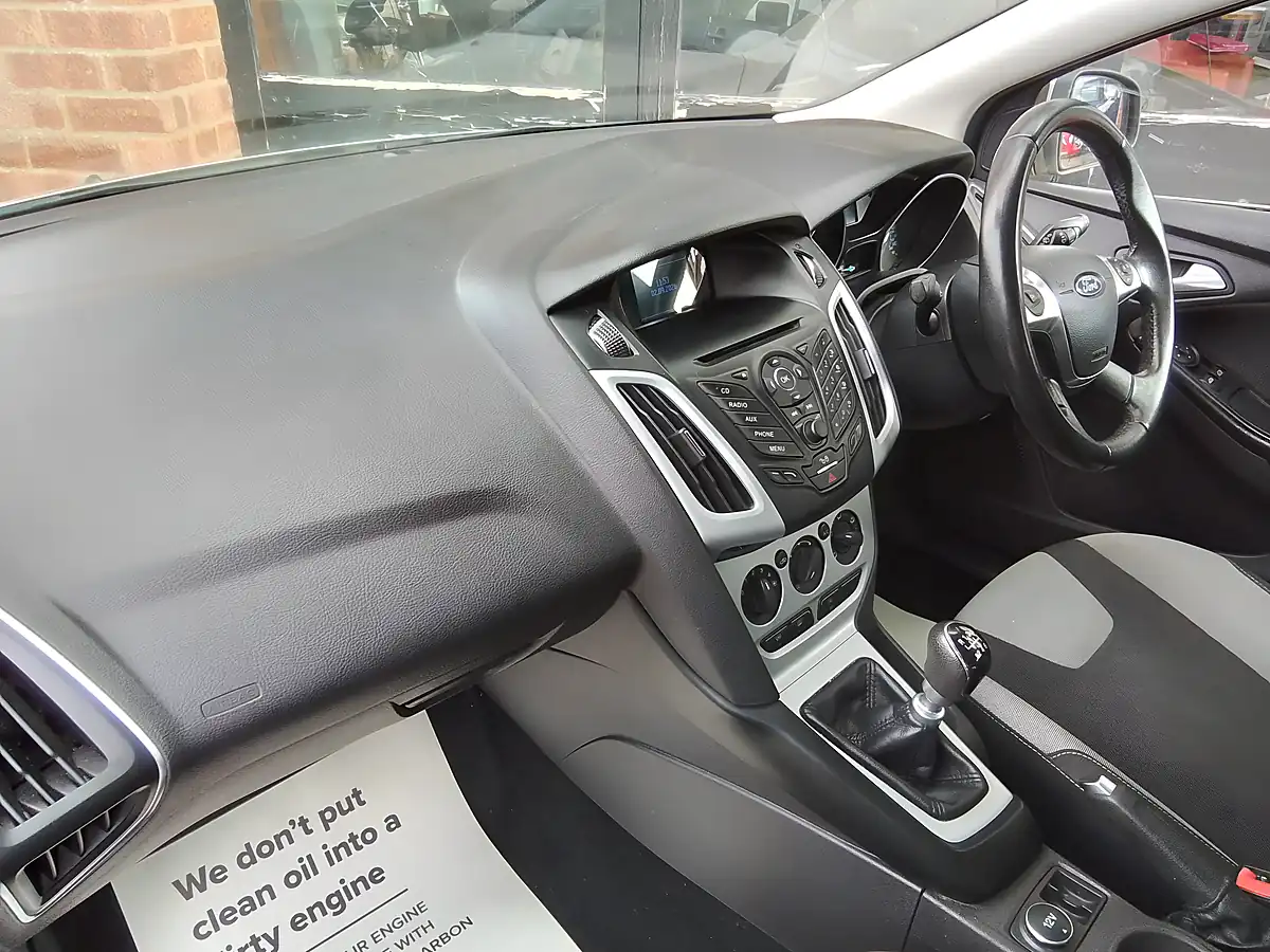 Used 2013 Ford Focus Zetec Silver - Interior and Exterior details 14