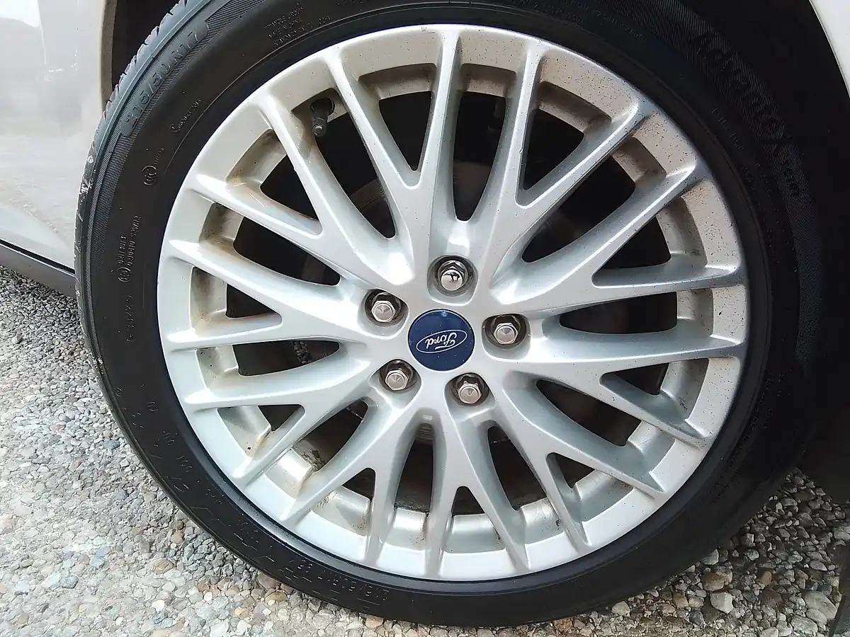 Used 2013 Ford Focus Zetec Silver - Interior and Exterior details 18