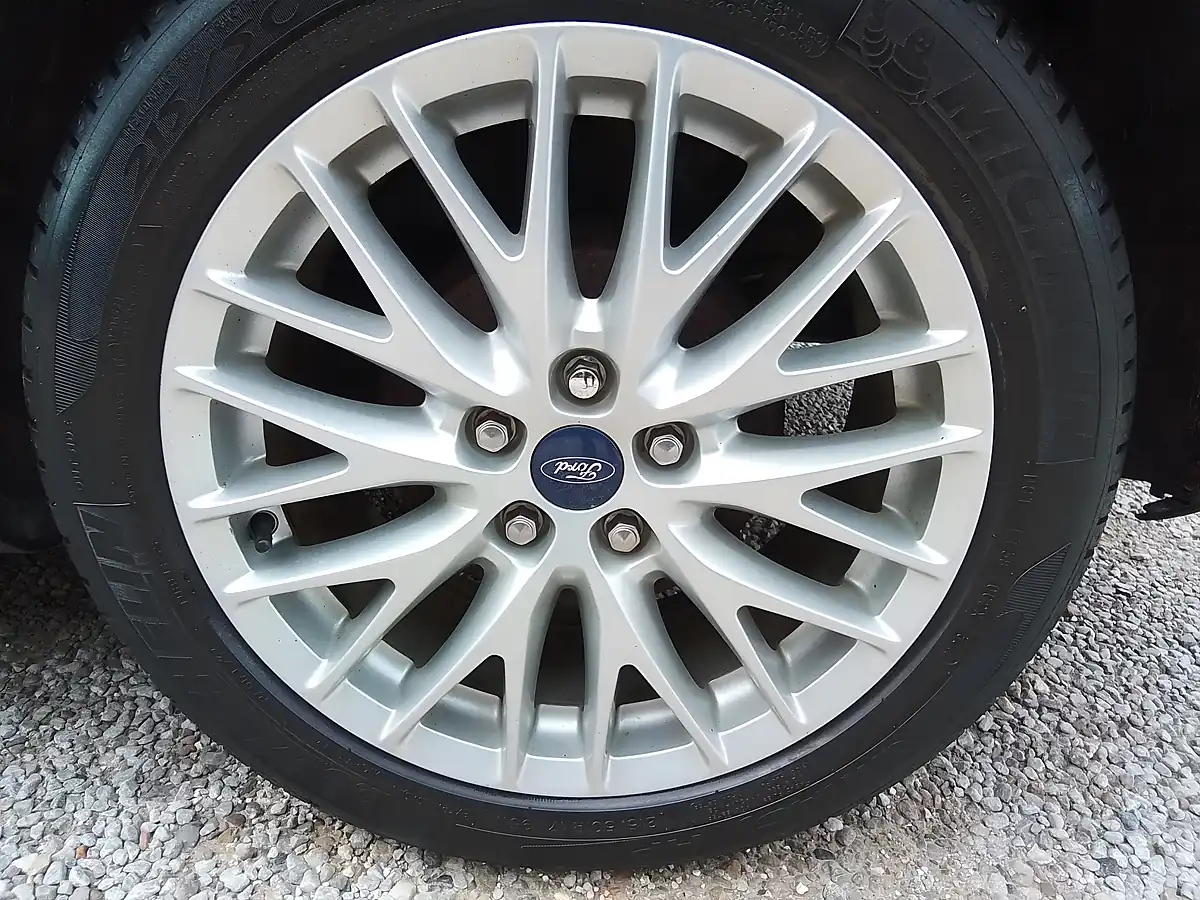 Used 2013 Ford Focus Zetec Silver - Interior and Exterior details 19