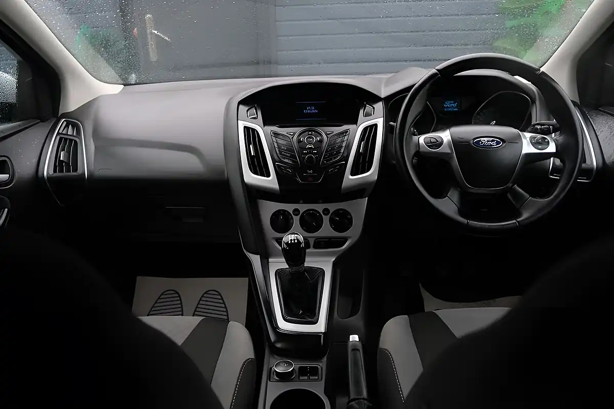 Used 2013 Ford Focus Zetec Silver - Interior and Exterior details 12