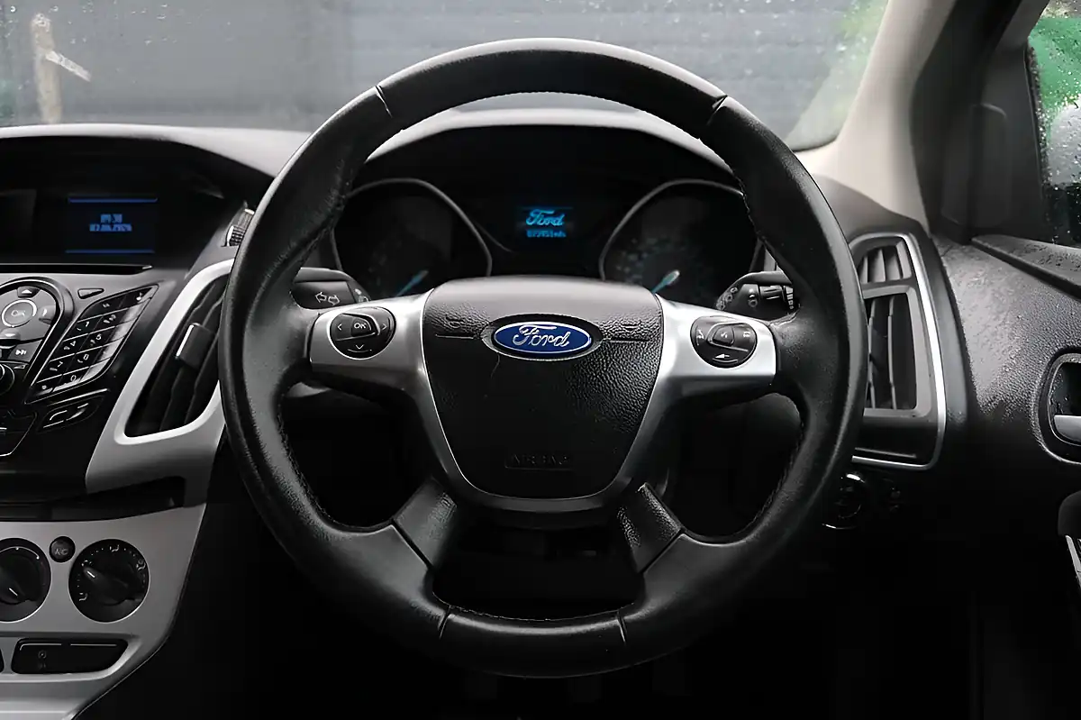 Used 2013 Ford Focus Zetec Silver - Interior and Exterior details 13