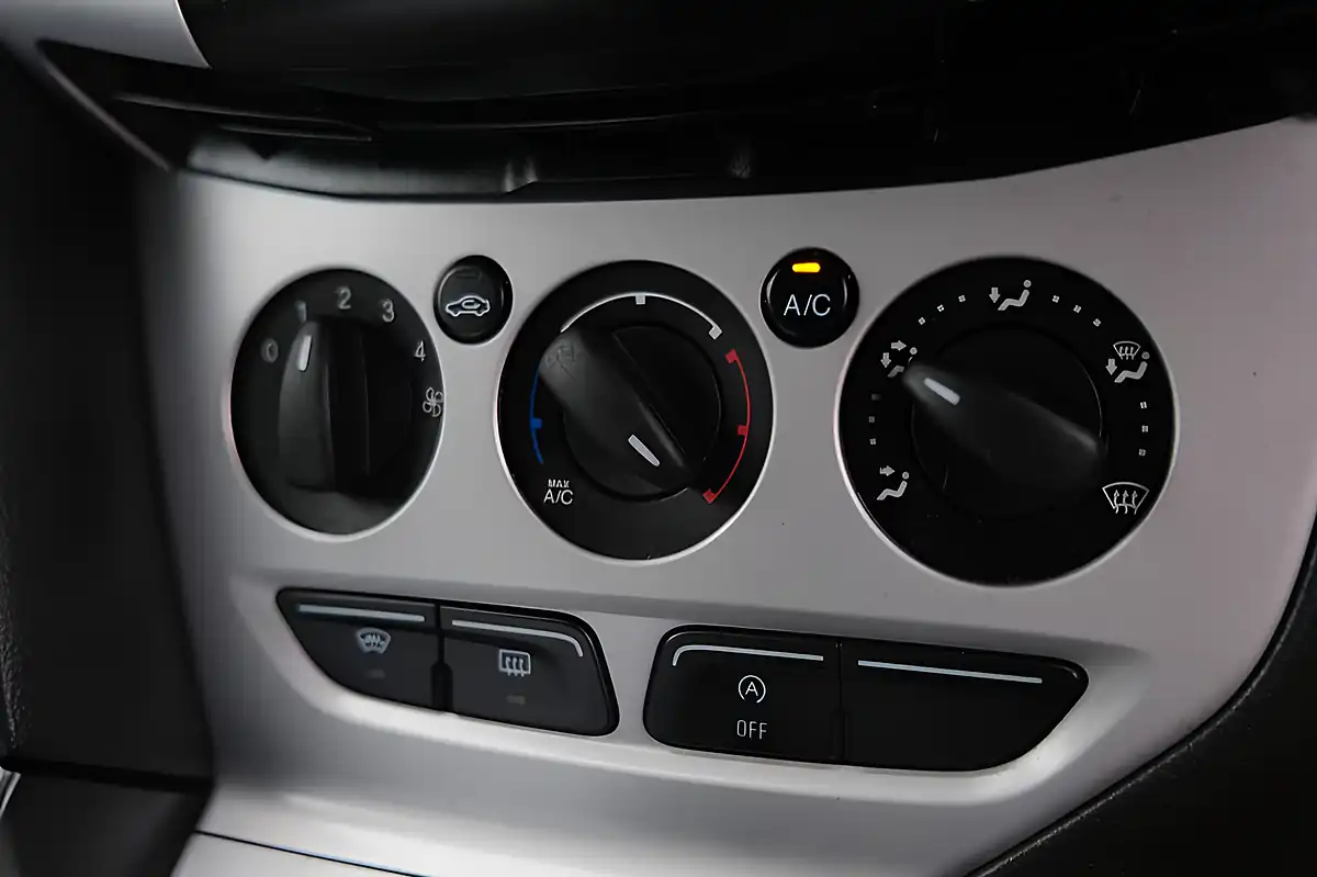 Used 2013 Ford Focus Zetec Silver - Interior and Exterior details 19