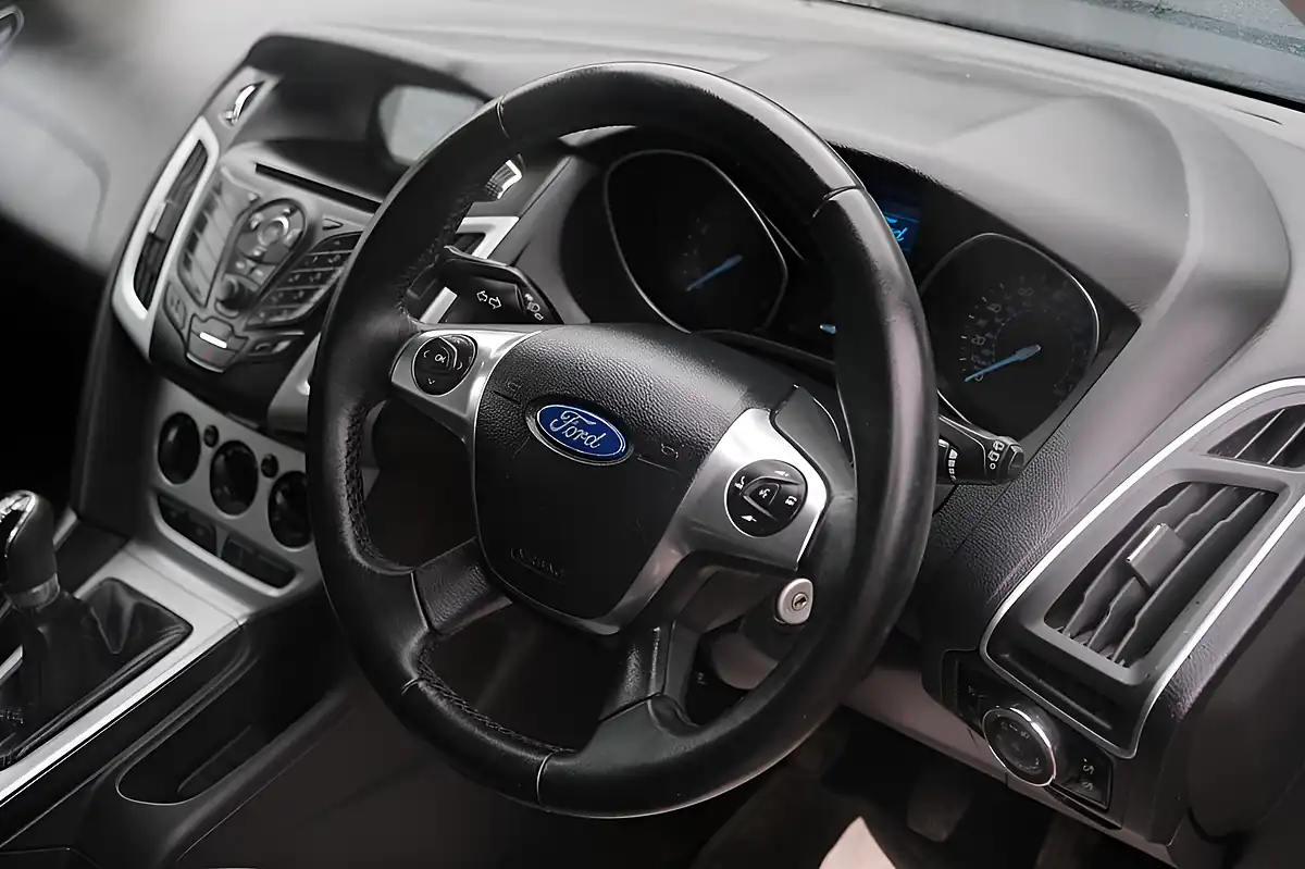 Used 2013 Ford Focus Zetec Silver - Interior and Exterior details 9