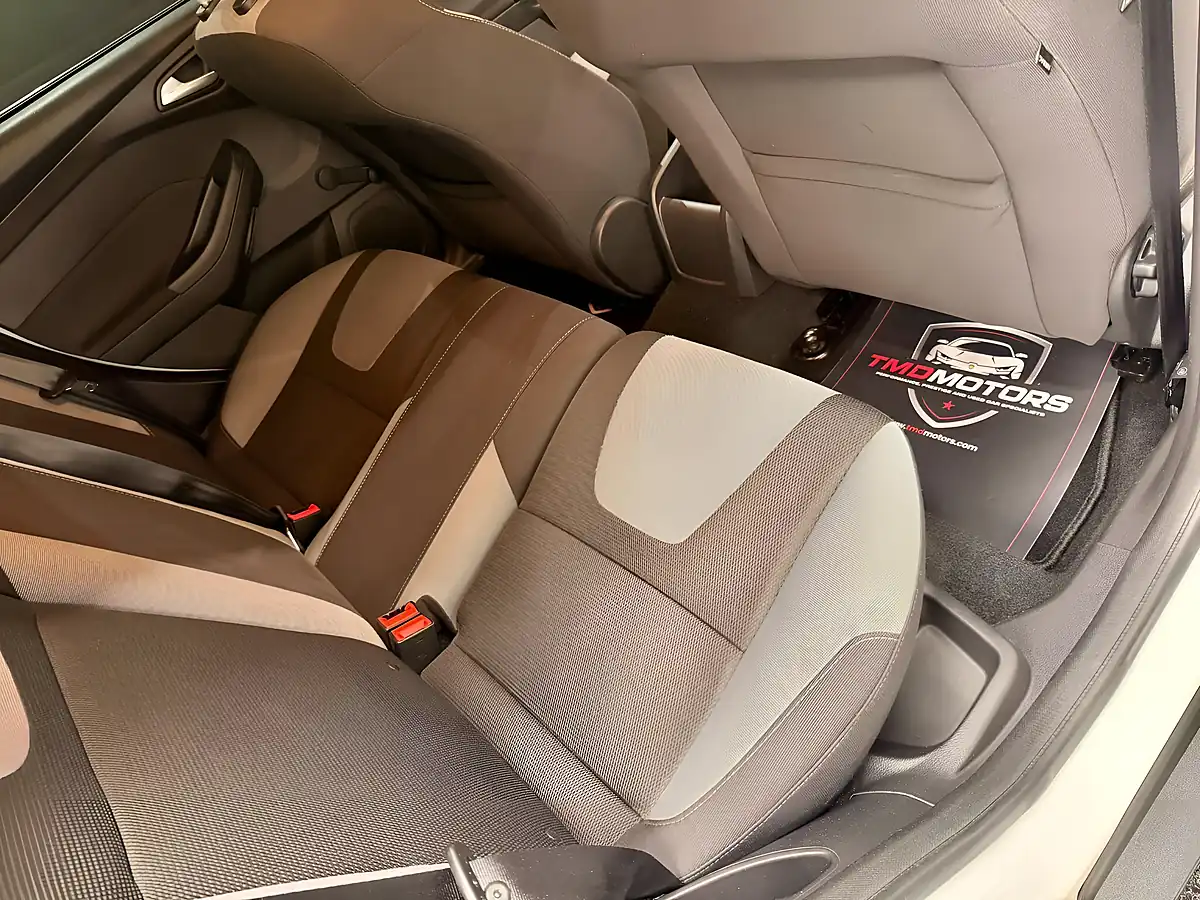 Used 2013 Ford Focus Zetec White - Interior and Exterior details 11