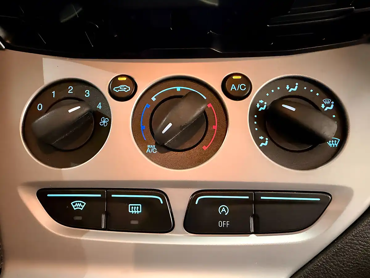 Used 2013 Ford Focus Zetec White - Interior and Exterior details 13