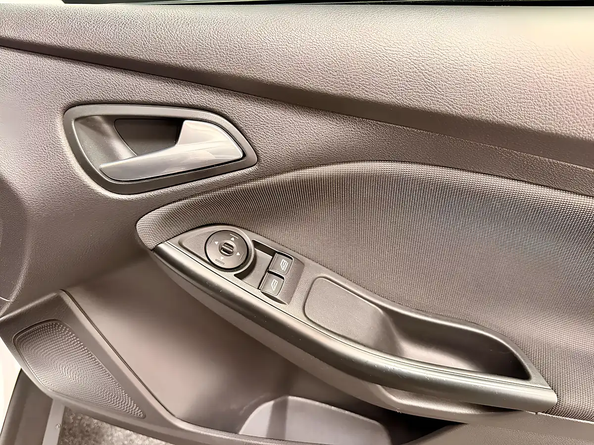 Used 2013 Ford Focus Zetec White - Interior and Exterior details 14