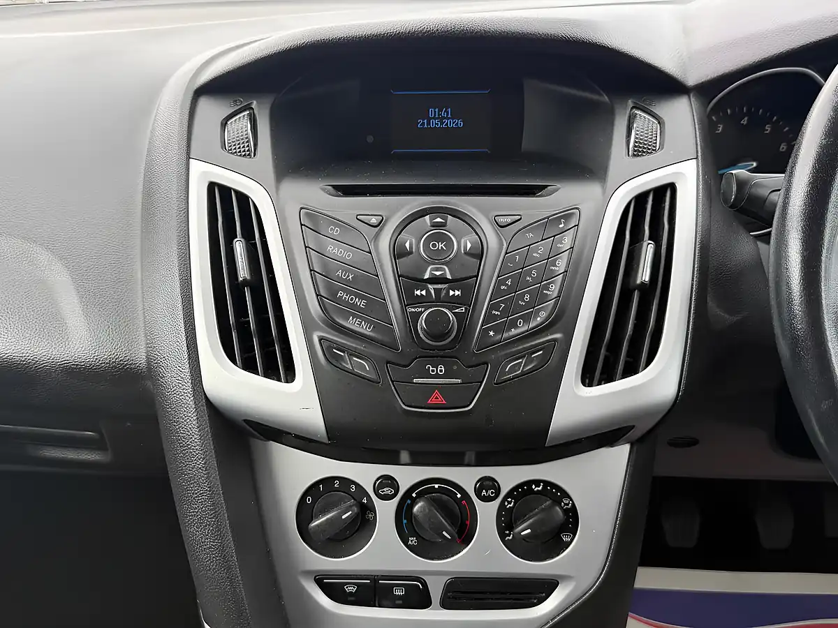Used 2013 Ford Focus Zetec White - Interior and Exterior details 12