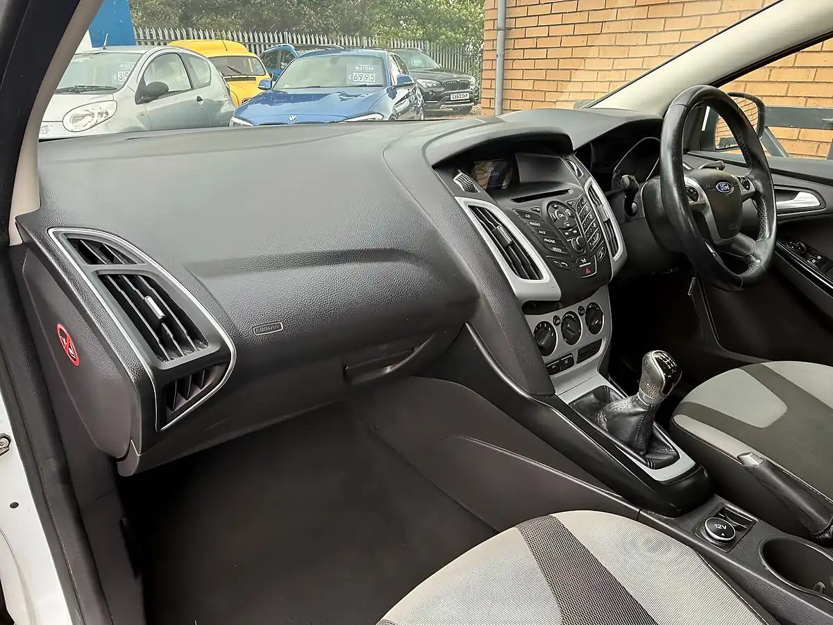 Used 2013 Ford Focus Zetec White - Interior and Exterior details 13