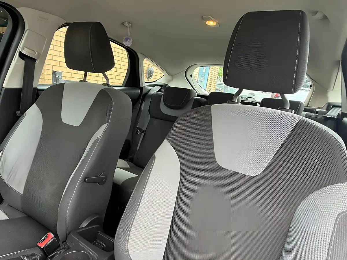 Used 2013 Ford Focus Zetec White - Interior and Exterior details 15