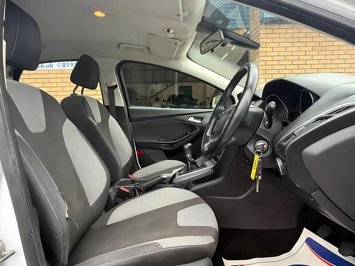 Used 2013 Ford Focus Zetec White - Interior and Exterior details 16