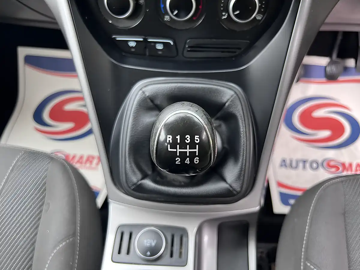 Used 2013 Ford Kuga Zetec Blue - Interior and Exterior details 16