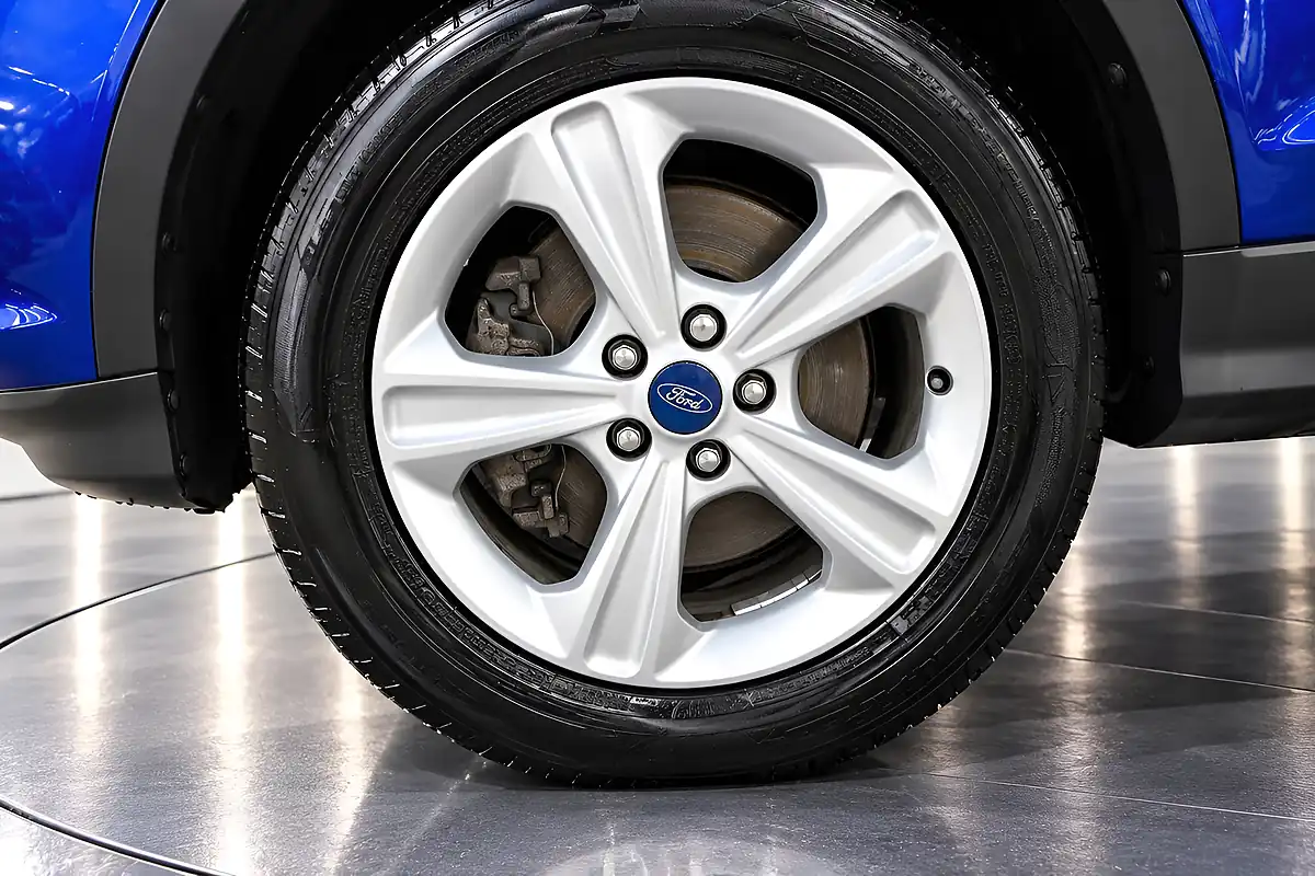 Used 2013 Ford Kuga Zetec Blue - Interior and Exterior details 15