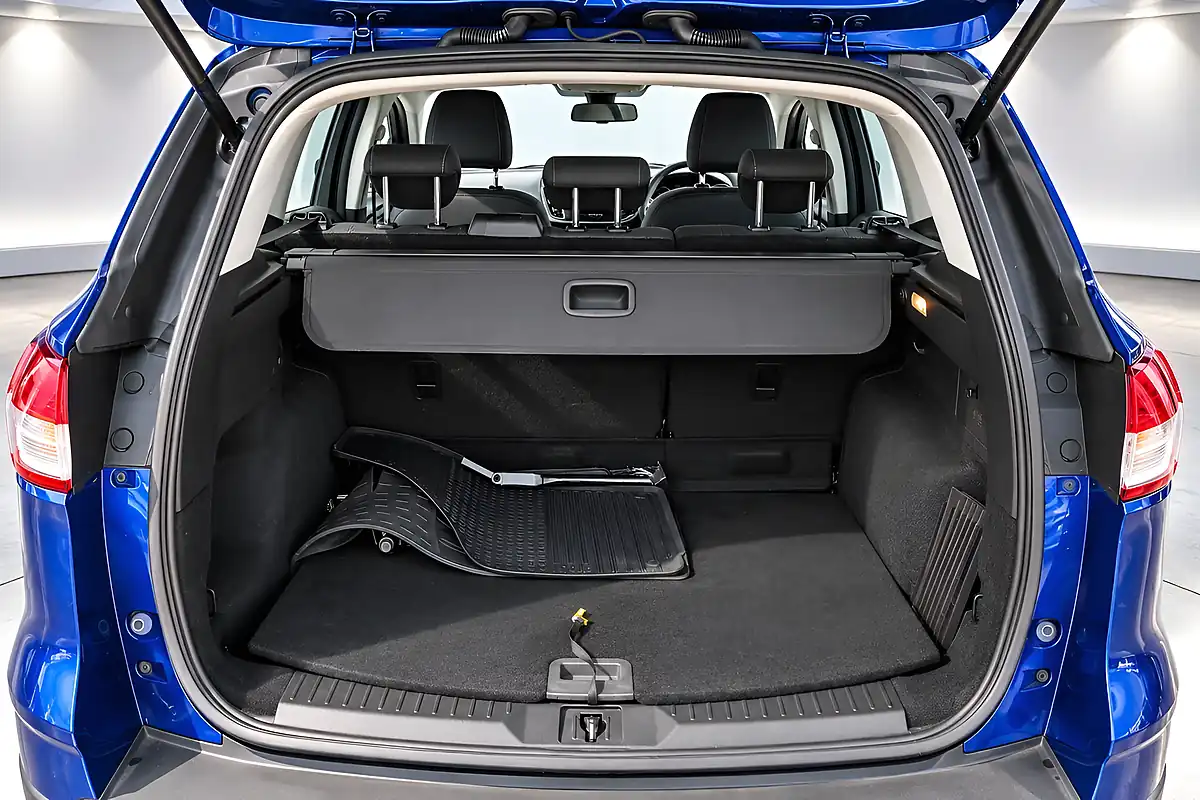 Used 2013 Ford Kuga Zetec Blue - Interior and Exterior details 8