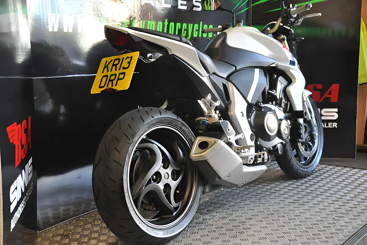 Used 2013 Honda CB1000R White - Interior and Exterior details 12