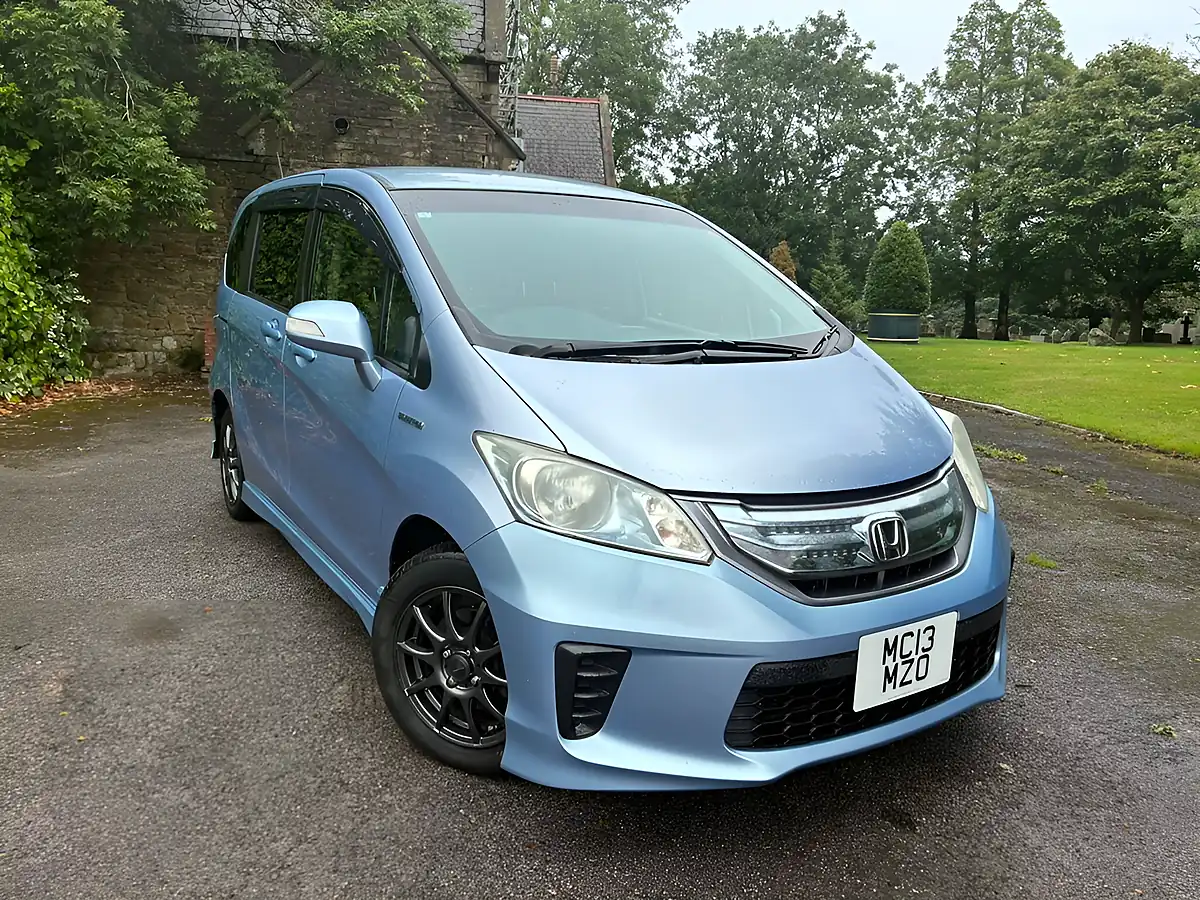 Used 2013 Honda Freed Blue - Interior and Exterior details 14