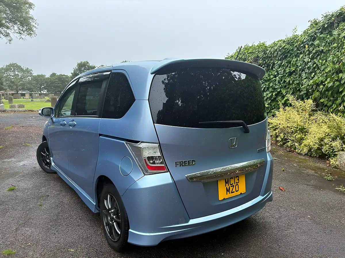 Used 2013 Honda Freed Blue - Interior and Exterior details 17