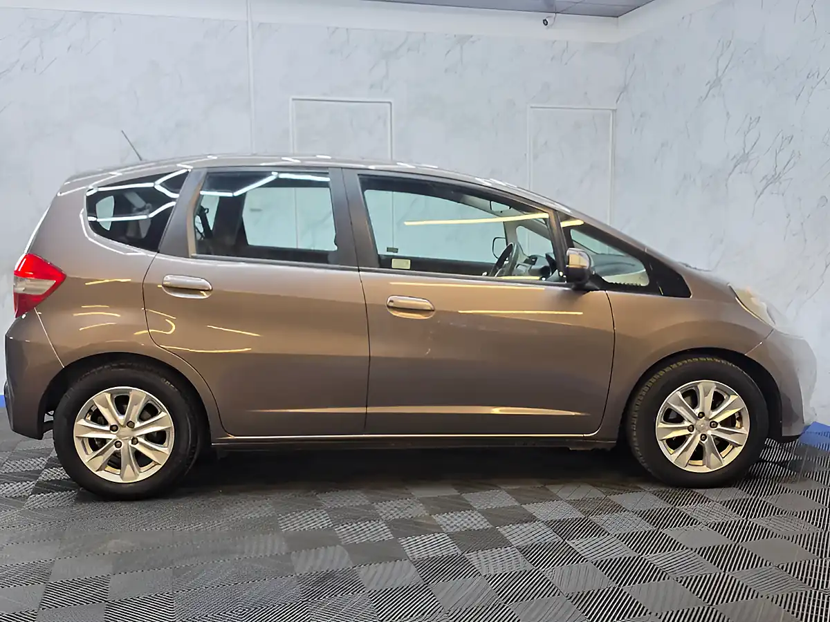 Used 2013 Honda Jazz Es Brown - Interior and Exterior details 10