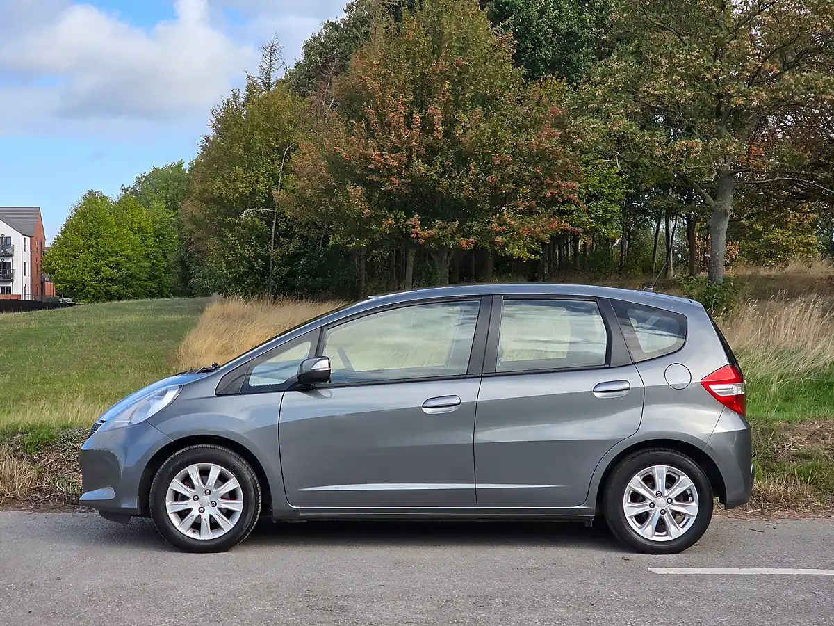 Used 2013 Honda Jazz Es Grey - Interior and Exterior details 4