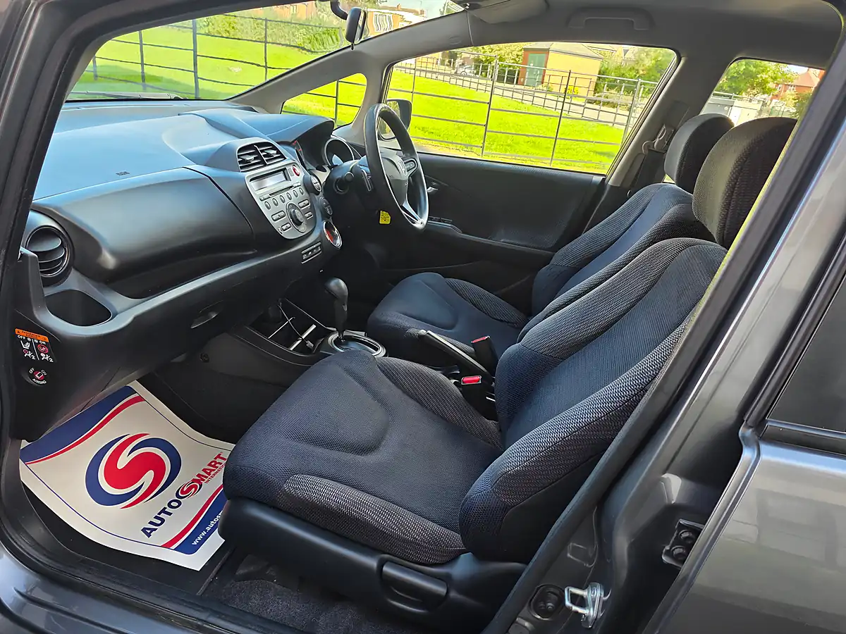 Used 2013 Honda Jazz Es Grey - Interior and Exterior details 9