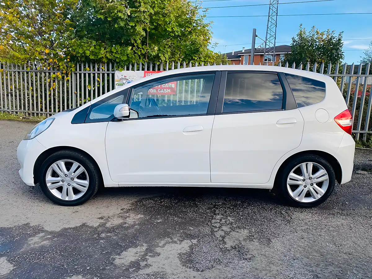 Used 2013 Honda Jazz Es Plus White - Interior and Exterior details 11