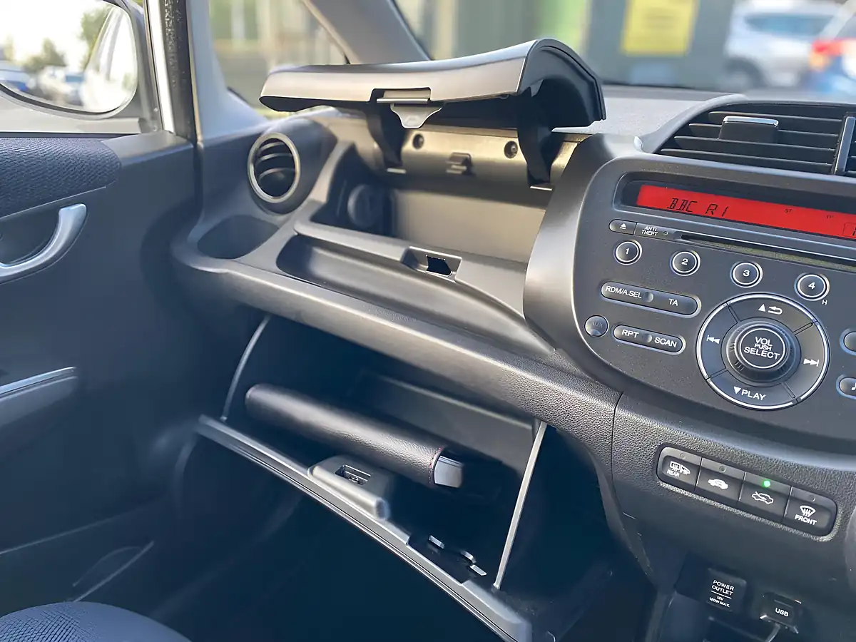 Used 2013 Honda Jazz Es Plus White - Interior and Exterior details 18