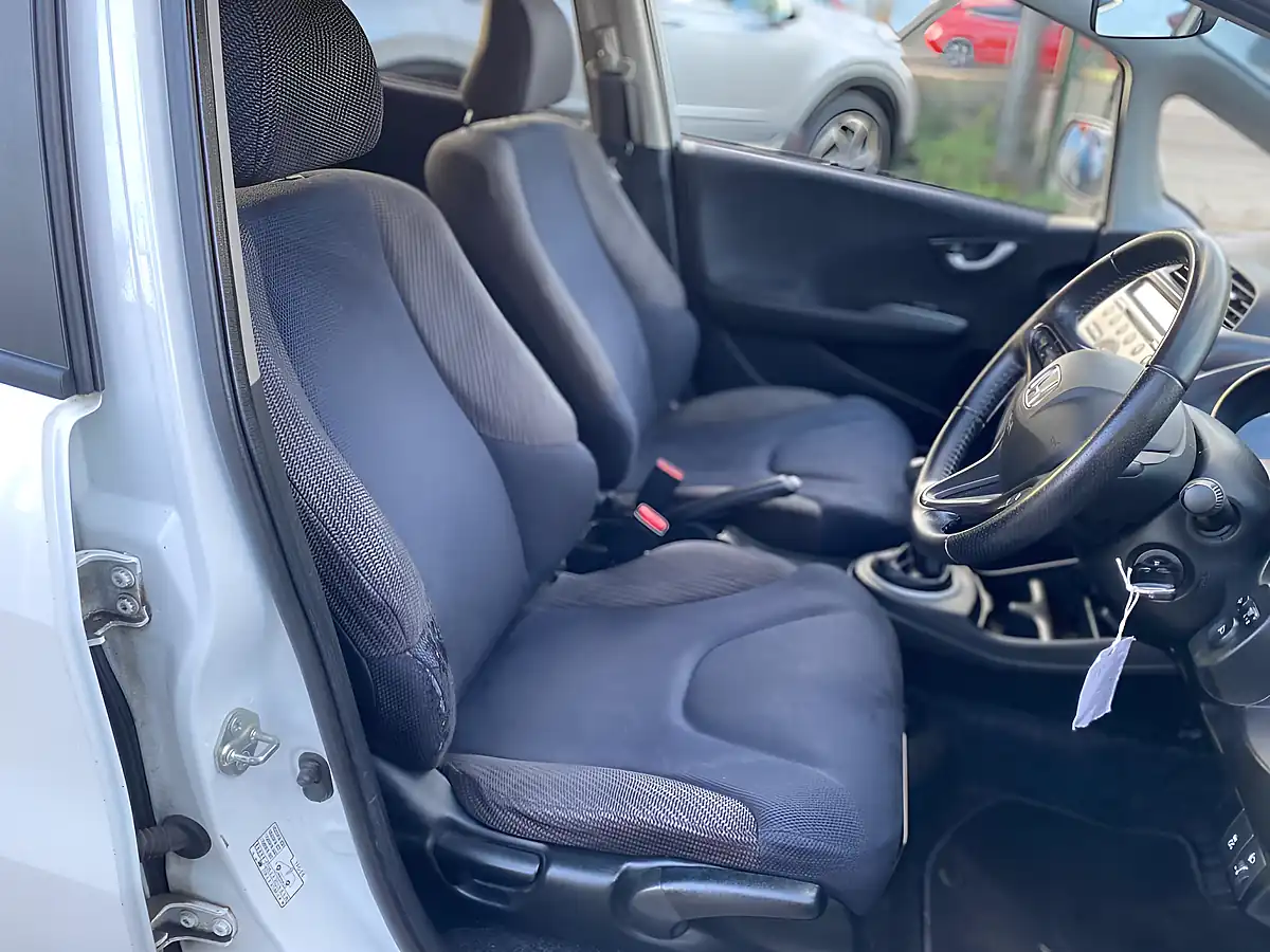Used 2013 Honda Jazz Es Plus White - Interior and Exterior details 19
