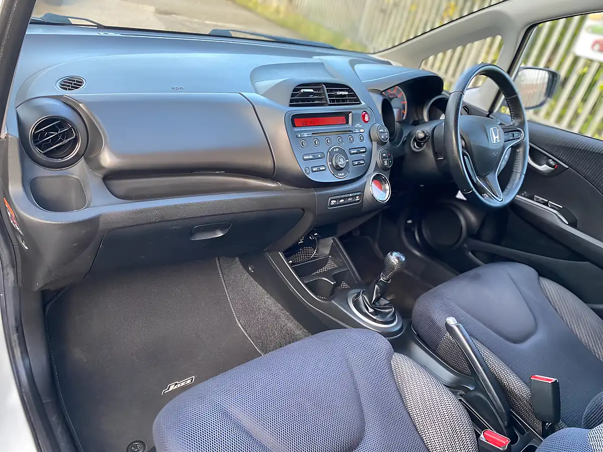 Used 2013 Honda Jazz Es Plus White - Interior and Exterior details 6