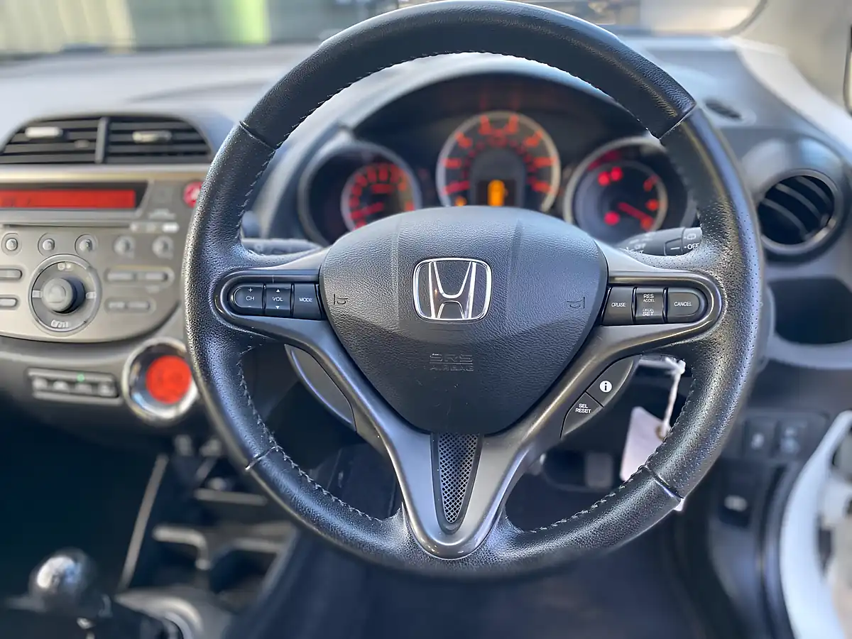 Used 2013 Honda Jazz Es Plus White - Interior and Exterior details 7