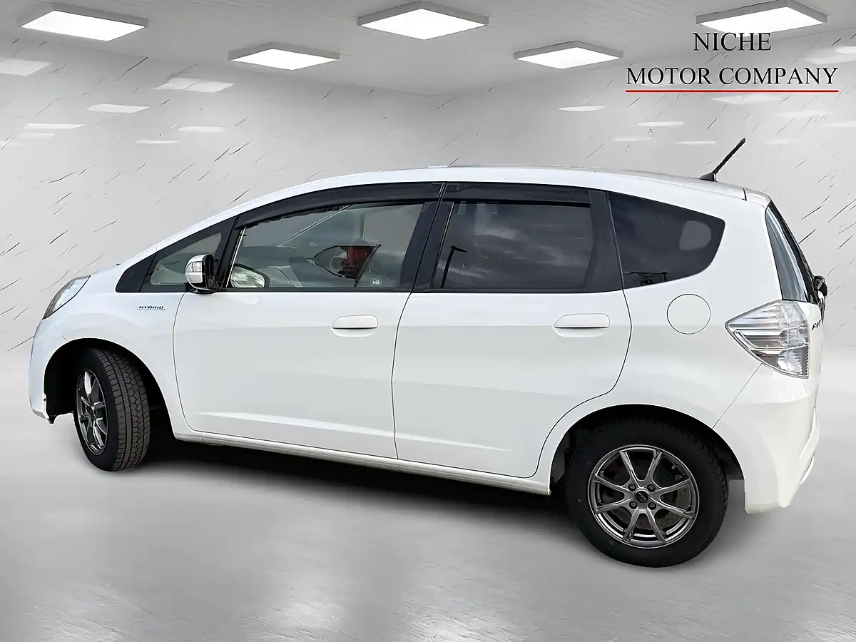 Used 2013 Honda Jazz Hs White - Interior and Exterior details 8