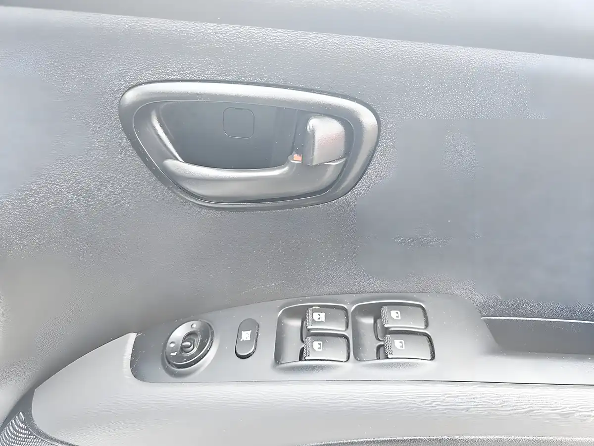 Used 2013 Hyundai i10 Active White - Interior and Exterior details 14