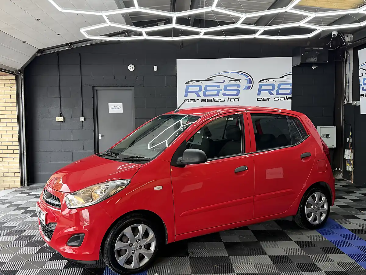 Used 2013 Hyundai i10 Classic Red - Interior and Exterior details 10