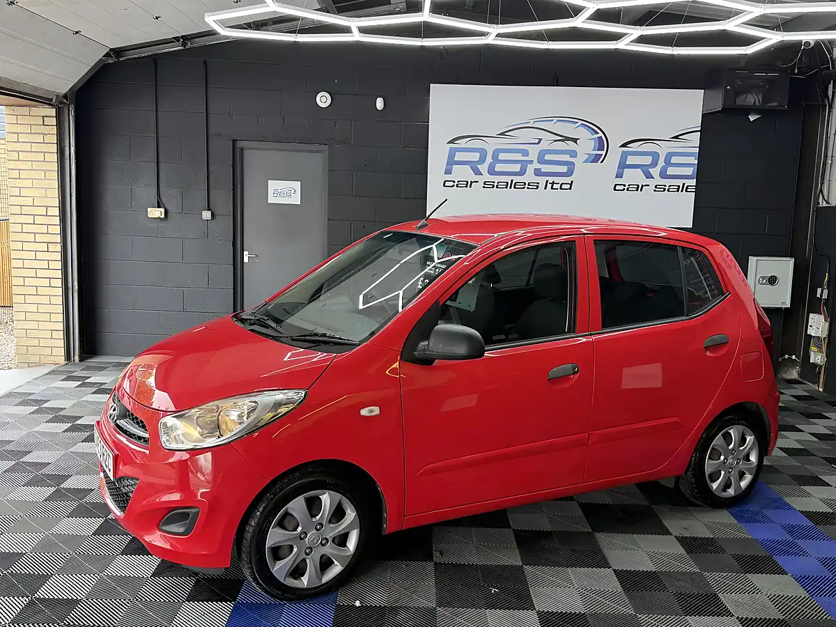 Used 2013 Hyundai i10 Classic Red - Interior and Exterior details 11