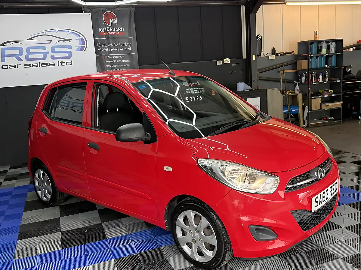Used 2013 Hyundai i10 Classic Red - Interior and Exterior details 14
