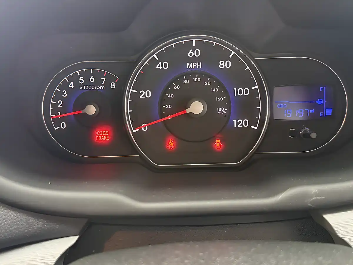 Used 2013 Hyundai i10 Classic Red - Interior and Exterior details 18