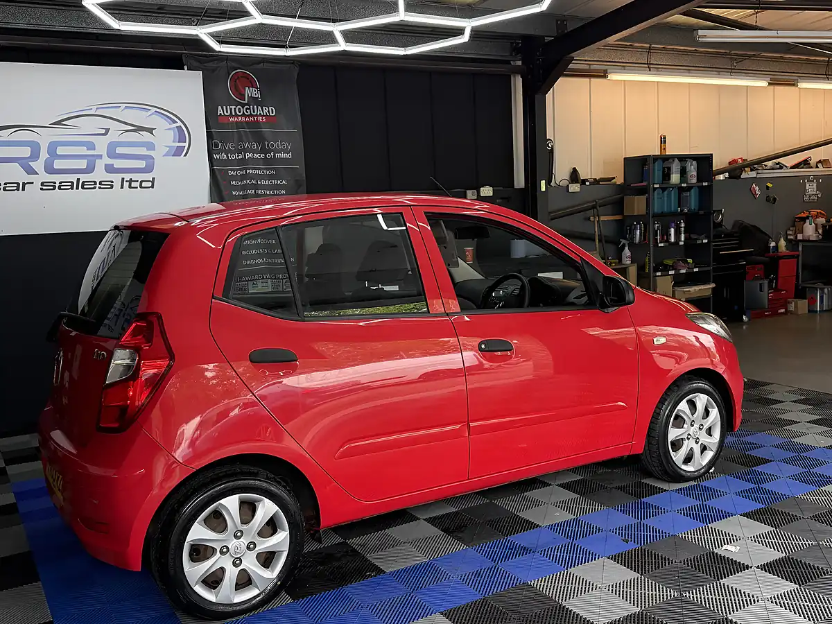 Used 2013 Hyundai i10 Classic Red - Interior and Exterior details 3