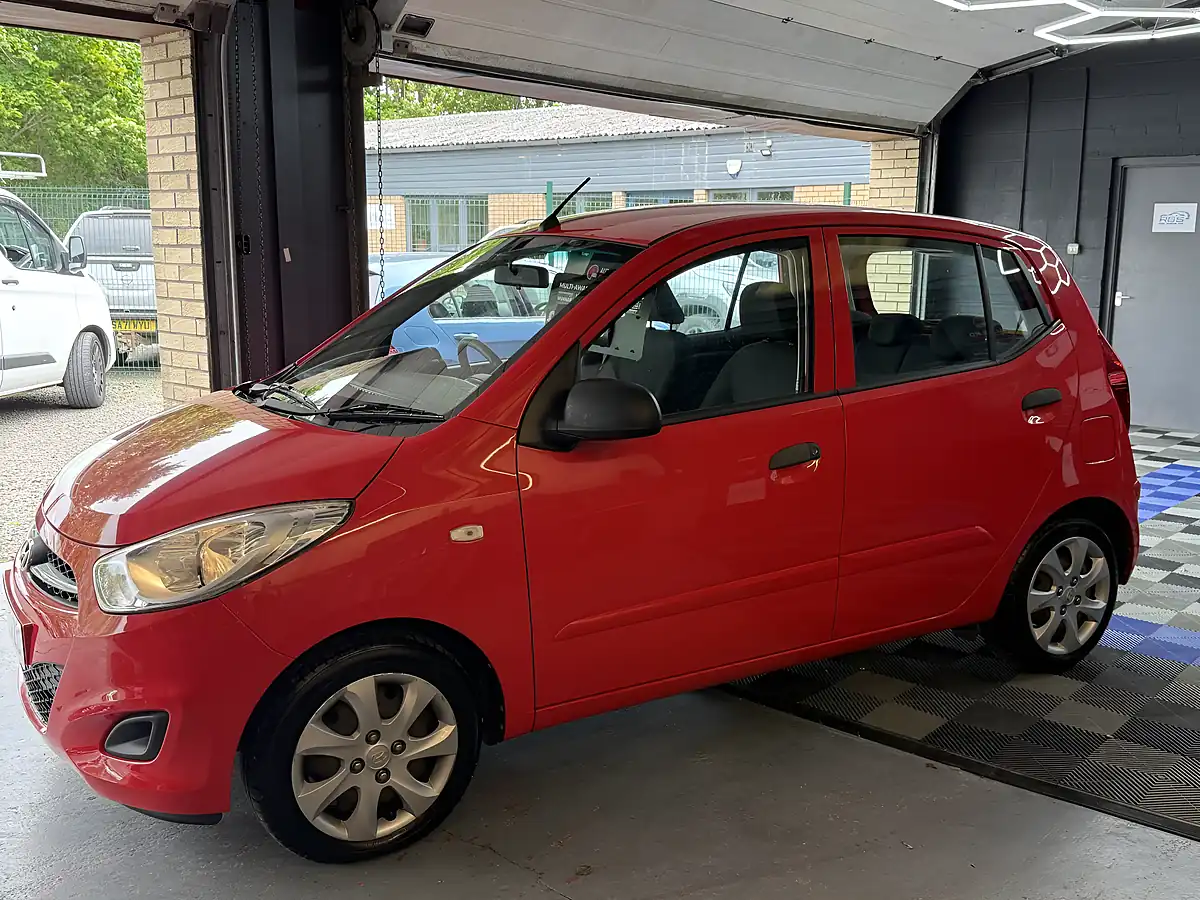 Used 2013 Hyundai i10 Classic Red - Interior and Exterior details 9
