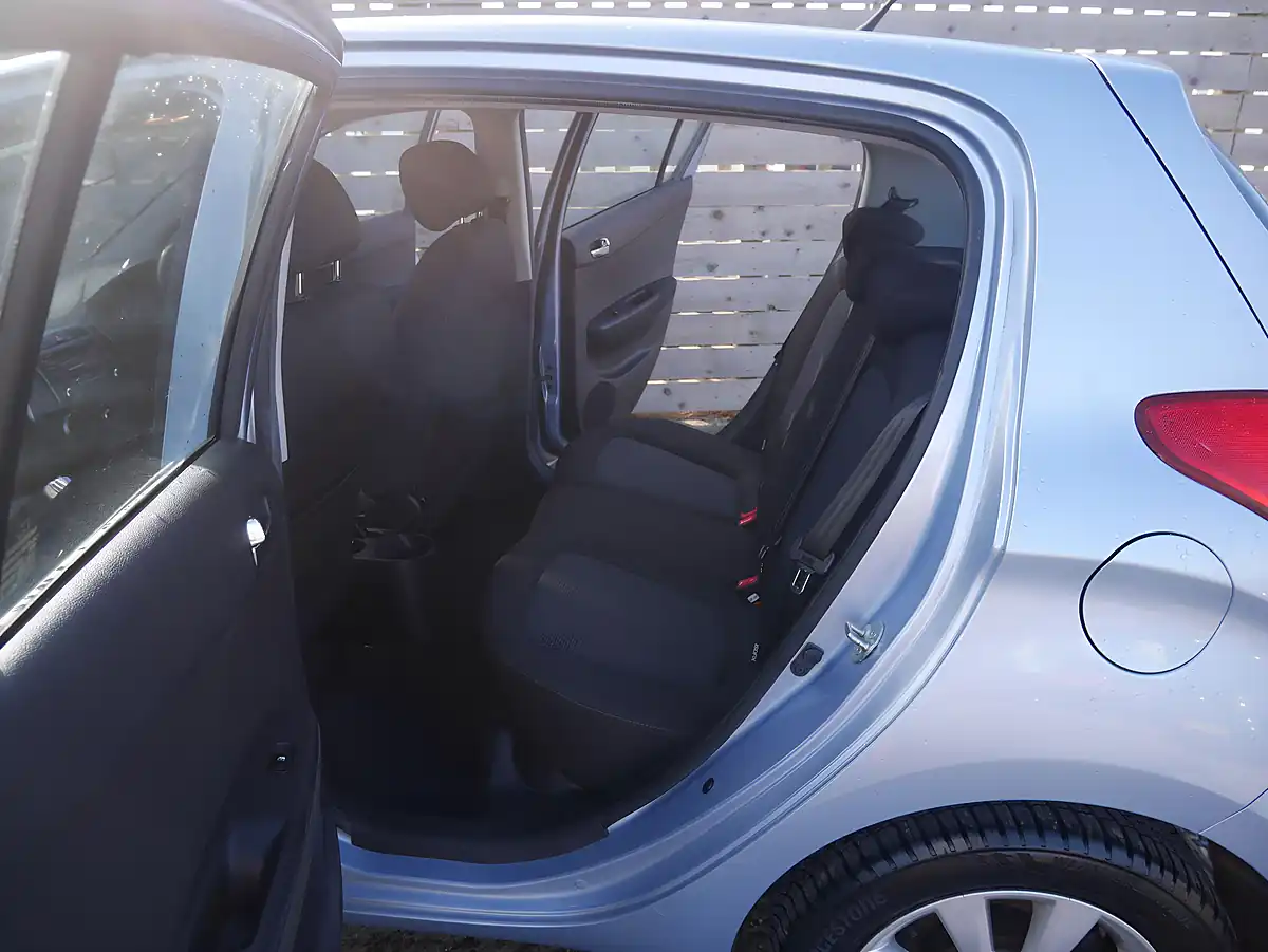 Used 2013 Hyundai I20 Active Clean Blue - Interior and Exterior details 12