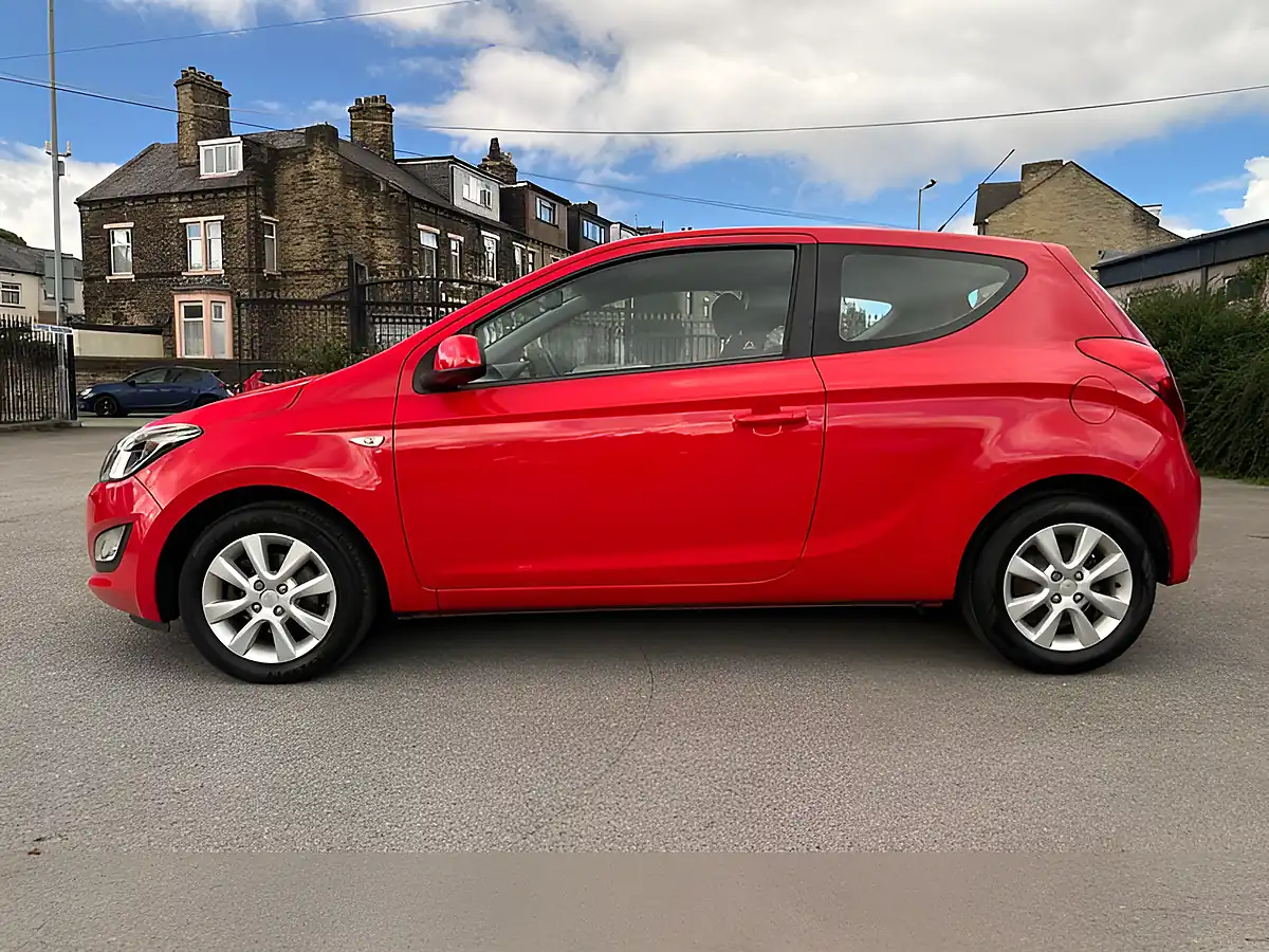 Used 2013 Hyundai i20 Active Red - Interior and Exterior details 13