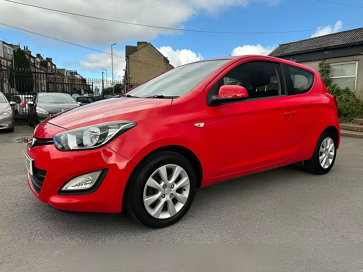 Used 2013 Hyundai i20 Active Red - Interior and Exterior details 4