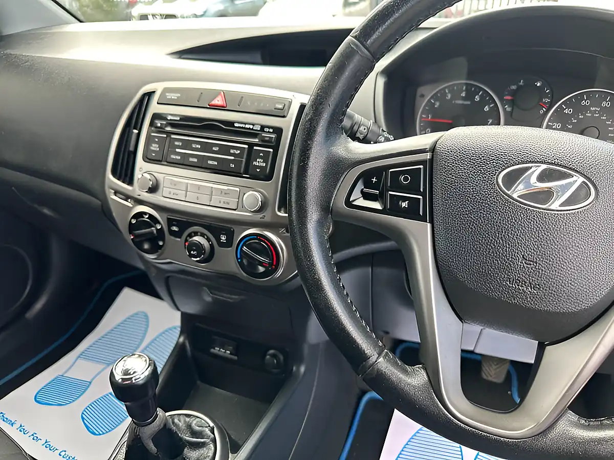 Used 2013 Hyundai i20 Active Red - Interior and Exterior details 7