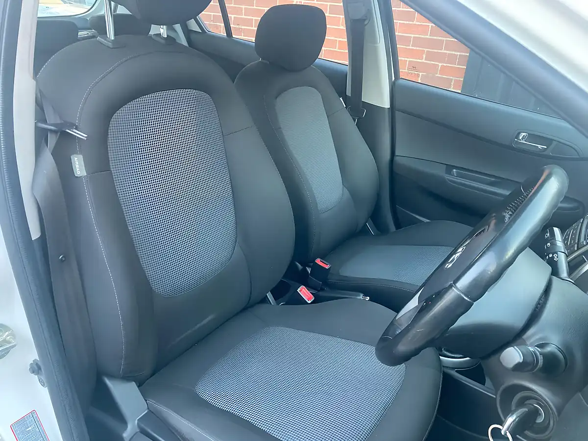 Used 2013 Hyundai I20 Active White - Interior and Exterior details 7
