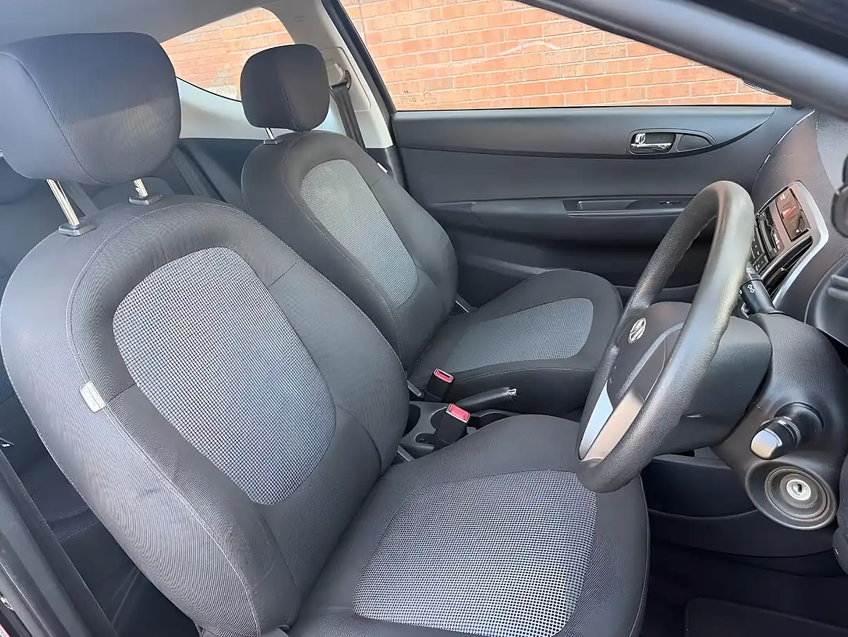 Used 2013 Hyundai I20 Classic Black - Interior and Exterior details 13