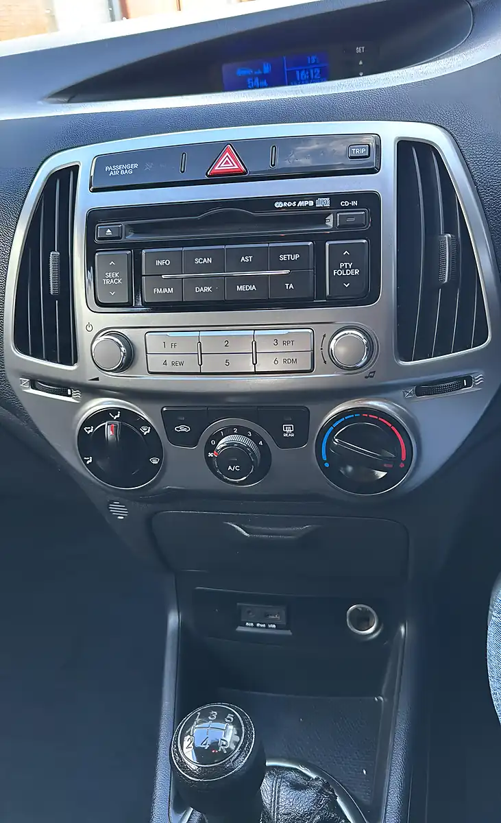 Used 2013 Hyundai I20 Classic Black - Interior and Exterior details 7